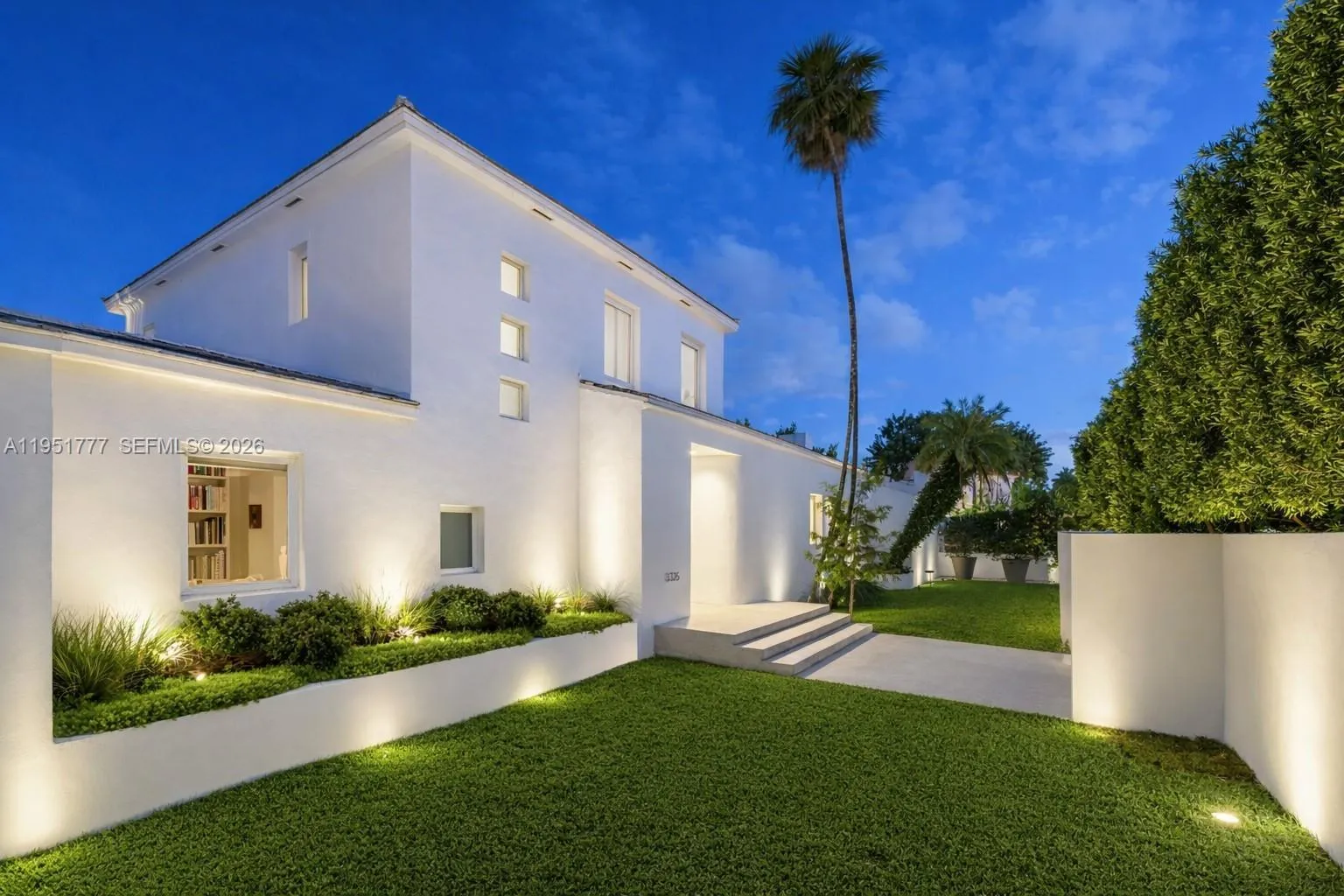 Foto de propiedad en 3325 Pine Tree Drive, Miami Beach, FL 33140 Miami Beach con MLS# 