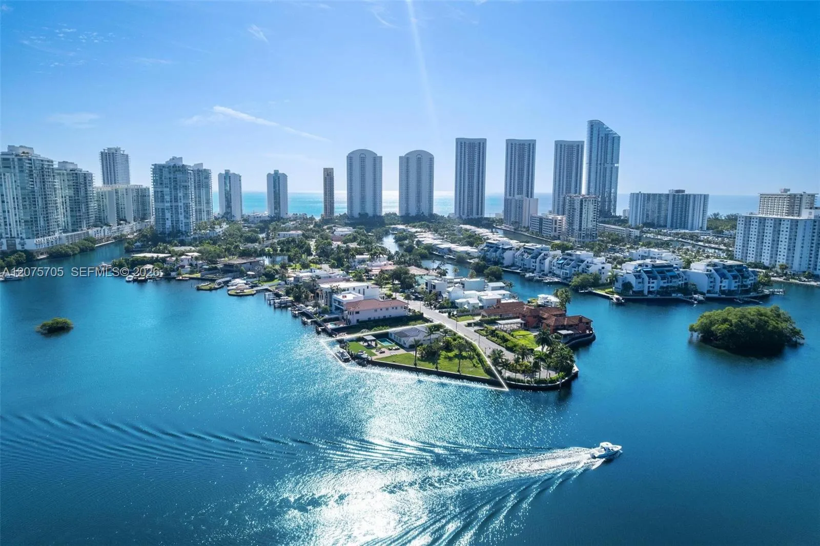 Foto de propiedad en 333 Atlantic Avenue, Sunny Isles Beach, FL 33160 Sunny Isles Beach con MLS# 