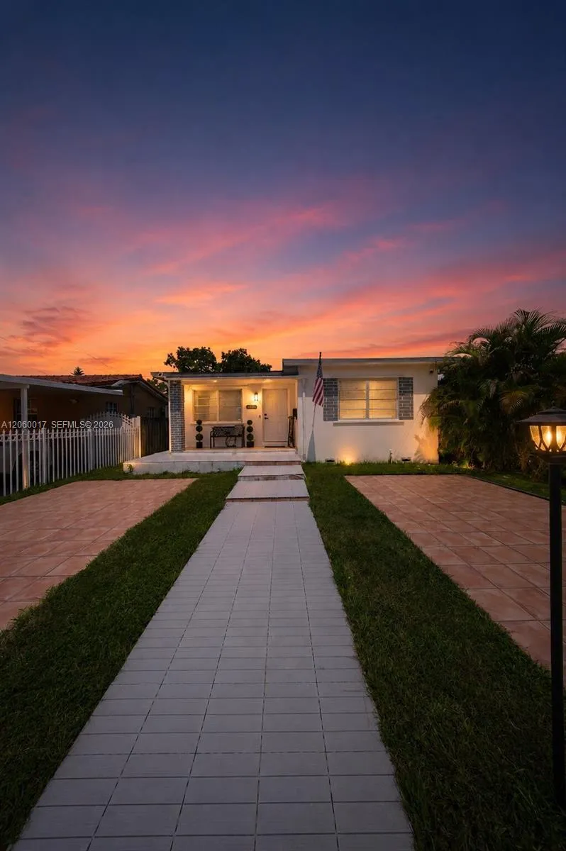 Foto de propiedad en 333 NW 60th Avenue, Miami, FL 33126 Miami con MLS# 