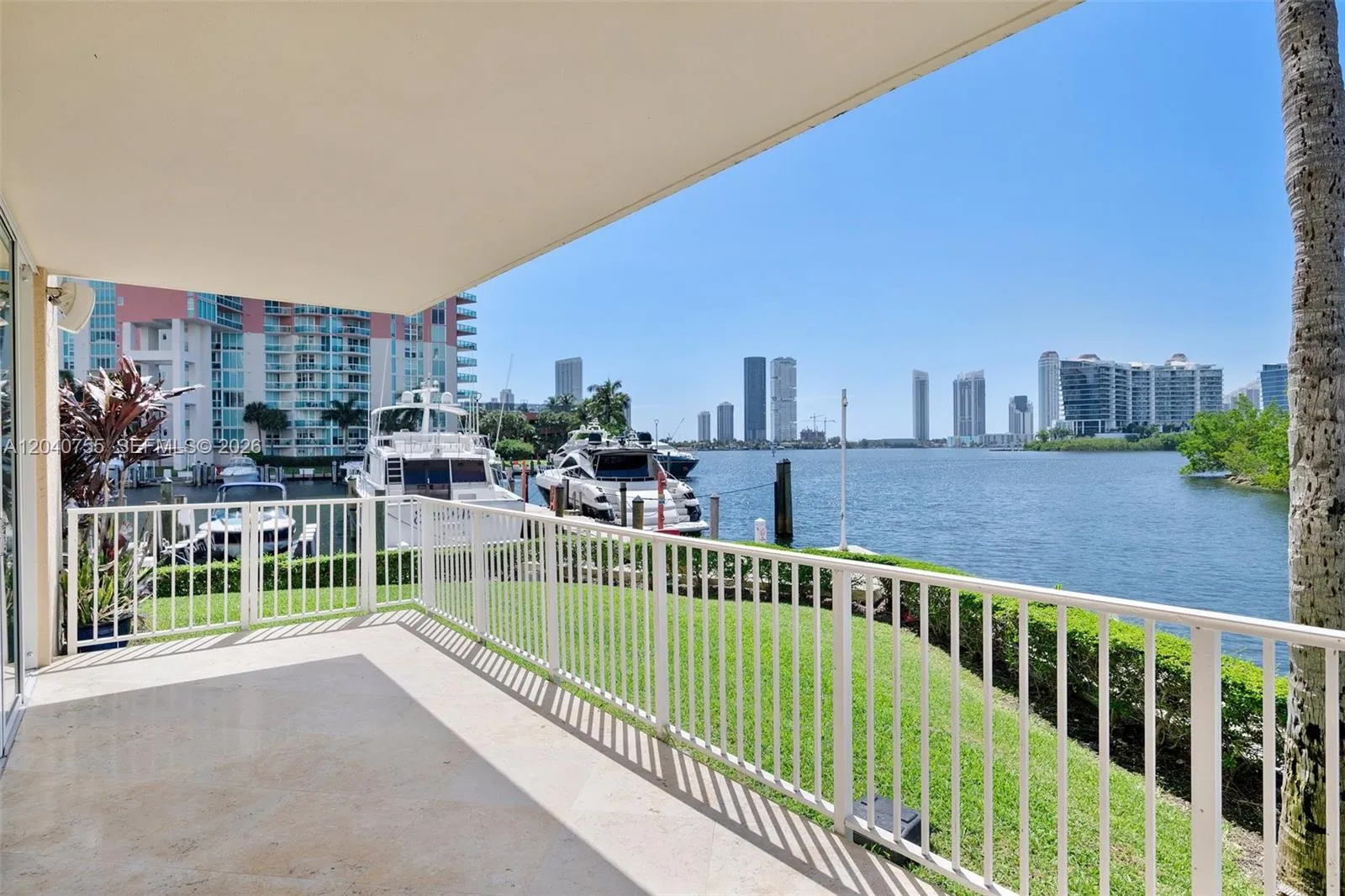 Foto de propiedad en 3330 NE 190th Street 114, Aventura, FL 33180 Aventura con MLS# 