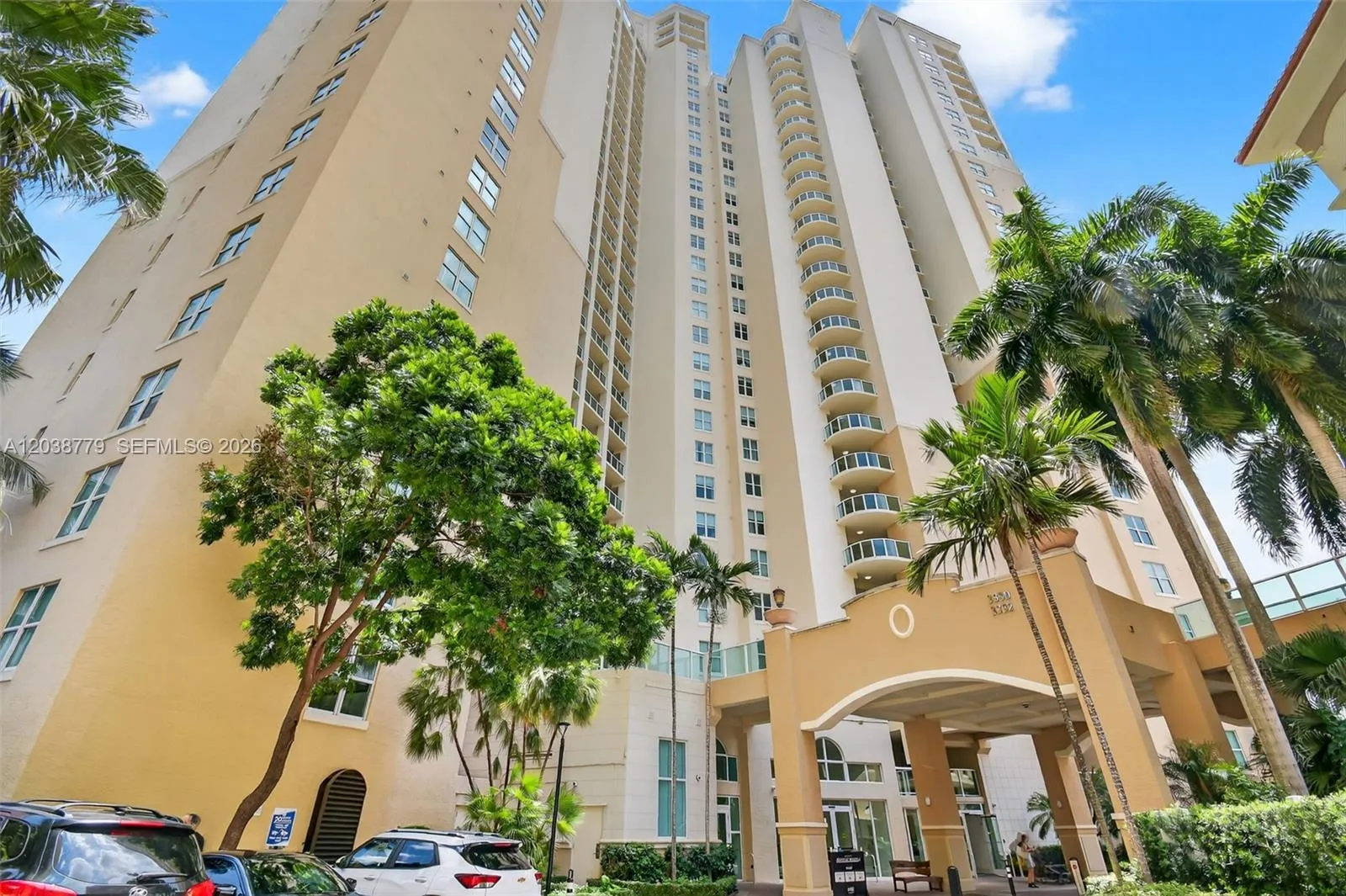 Foto de propiedad en 3330 NE 190th Street 1611, Aventura, FL 33180 Aventura con MLS# 