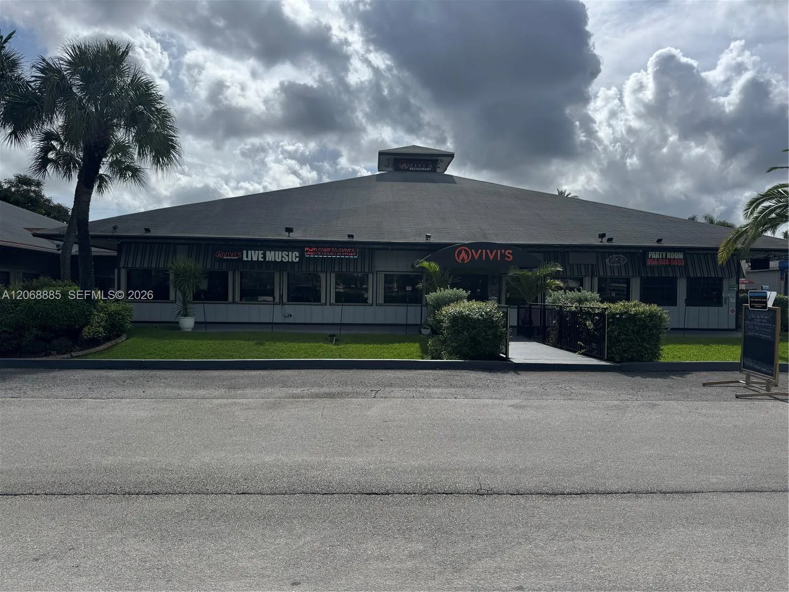 Foto de propiedad en 3333 N University Drive, Davie, FL 33024 Davie con MLS# 