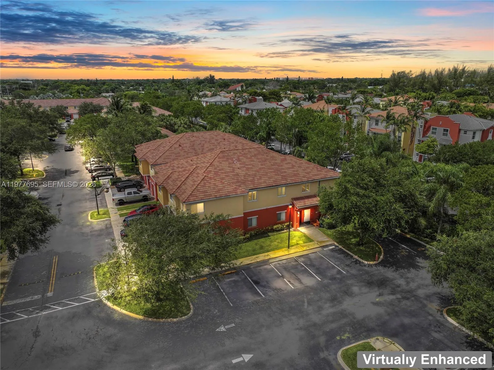 Foto de propiedad en 3335 Palomino Drive 323-3, Davie, FL 33024 Davie con MLS# 