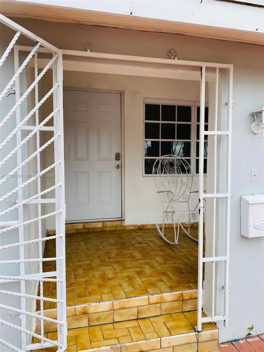 Foto de propiedad en 3335 SW 26th Street 3335, Miami, FL 33133 Miami con MLS# 