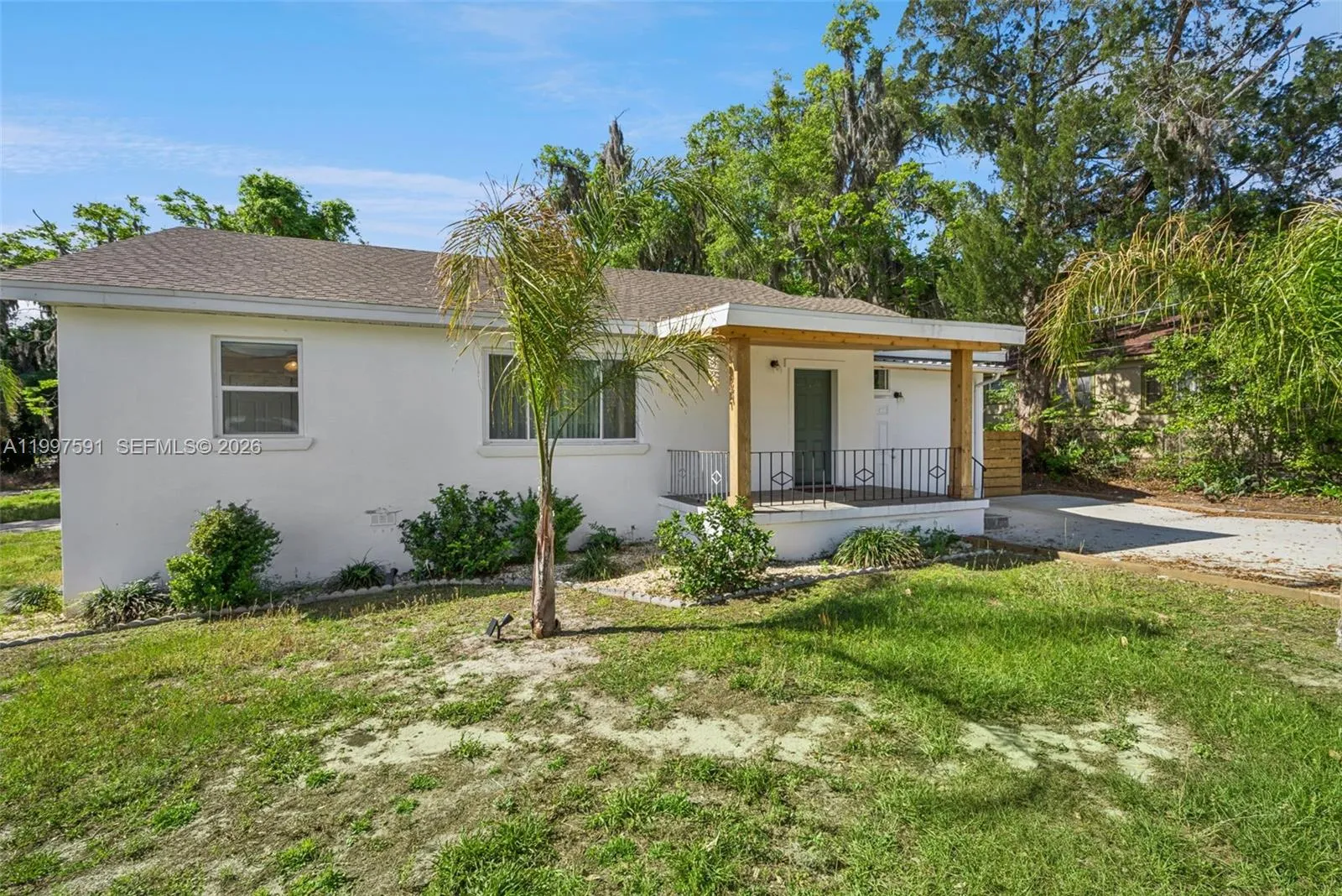 Foto de propiedad en 334 W Howry Avenue, FL 32720  con MLS# 