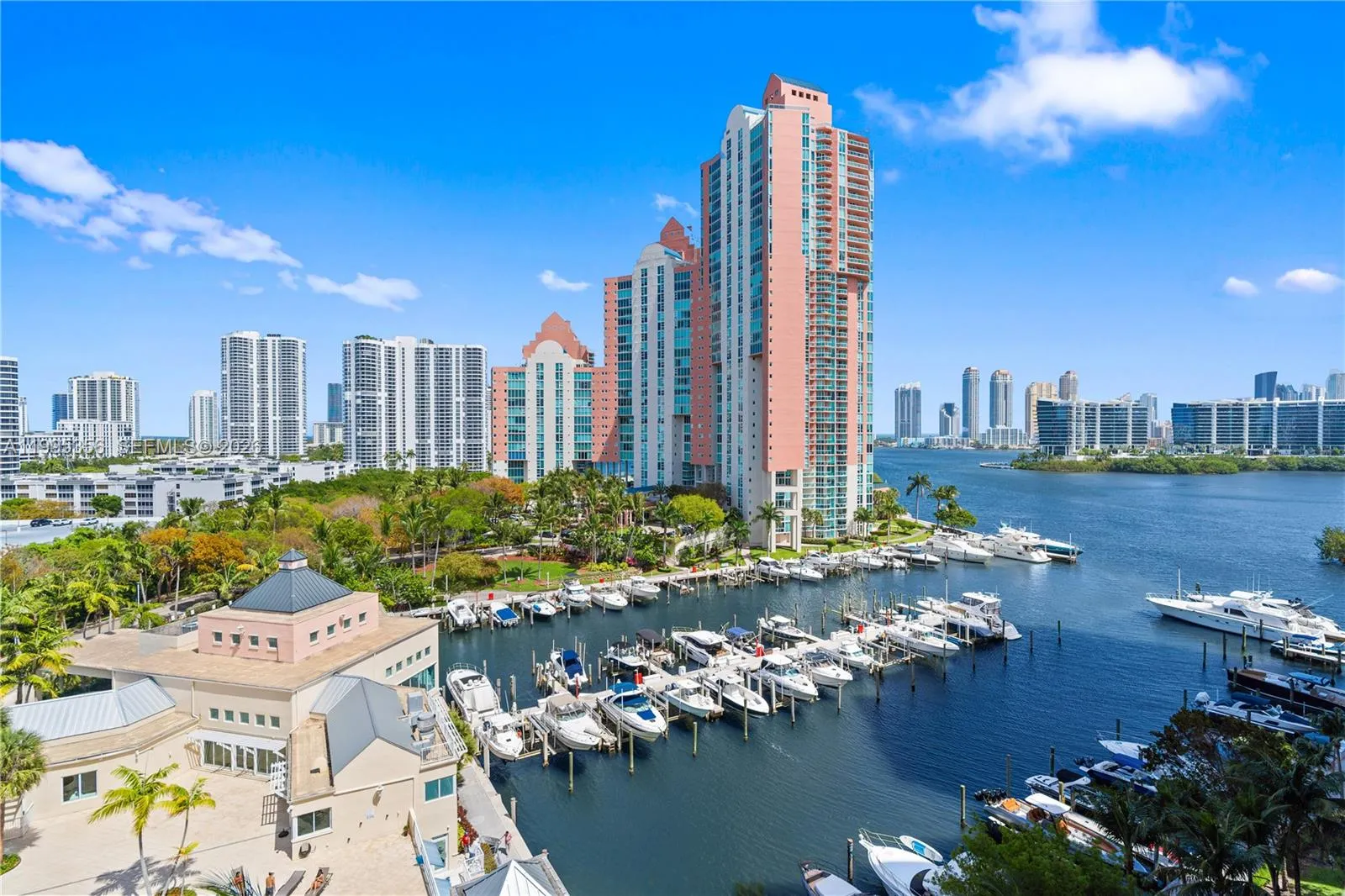 Foto de propiedad en 3340 NE 190th Street 1004, Aventura, FL 33180 Aventura con MLS# 
