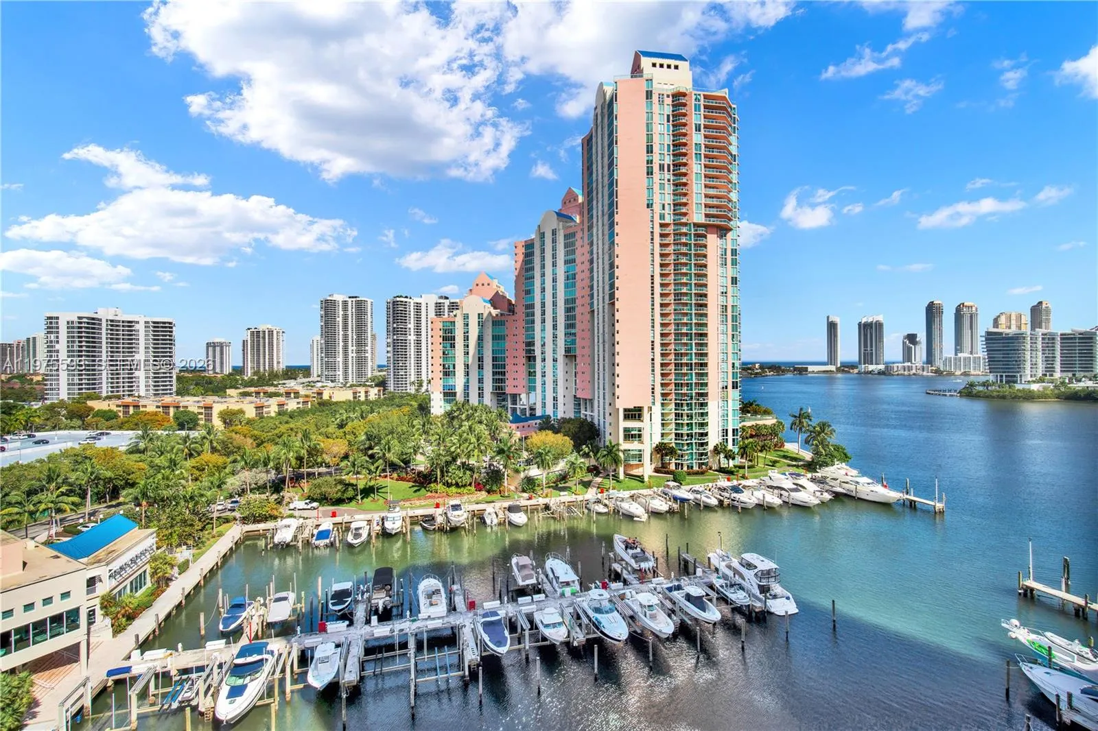 Foto de propiedad en 3340 NE 190th Street 1108, Aventura, FL 33180 Aventura con MLS# 