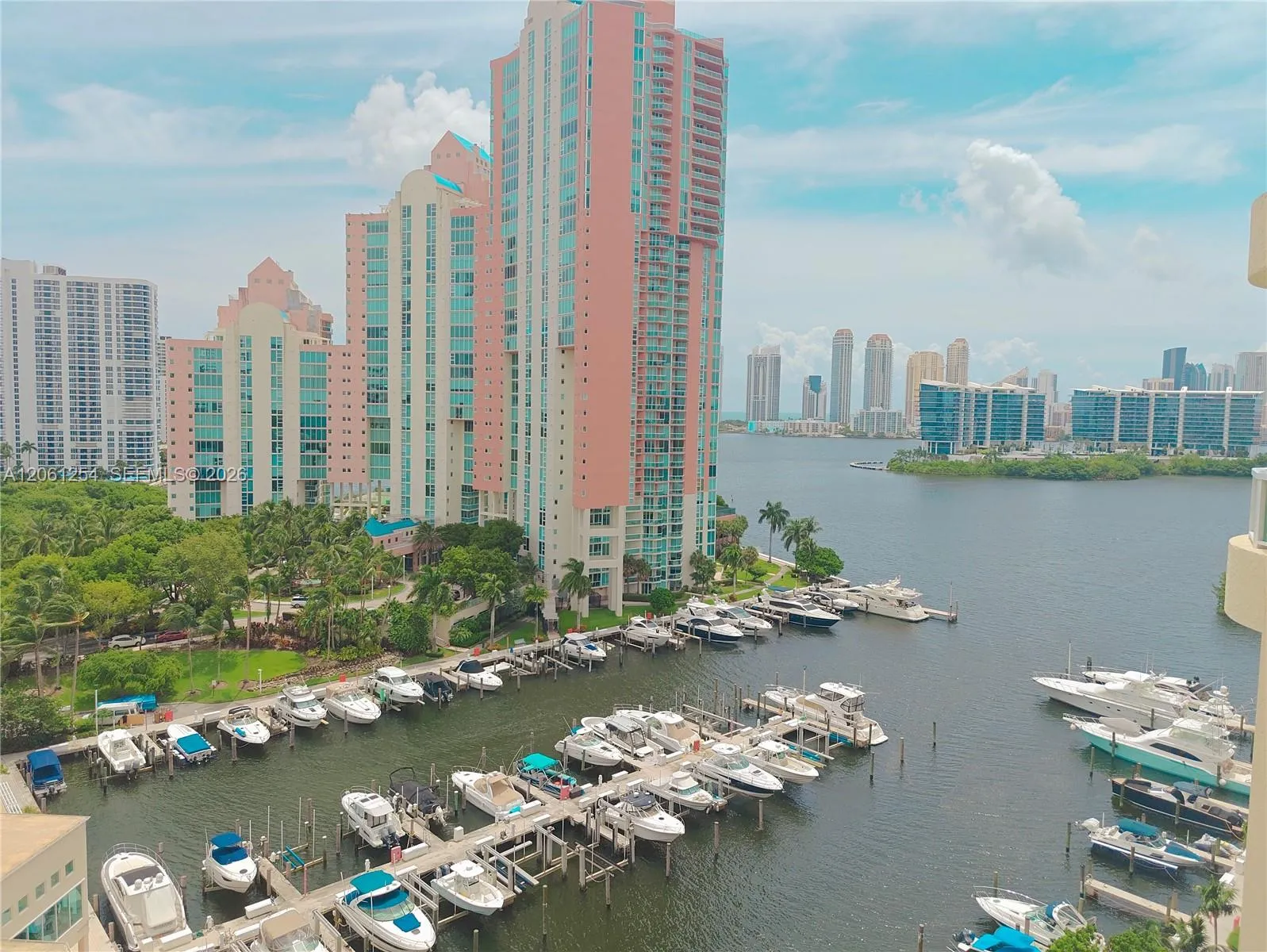 Foto de propiedad en 3340 NE 190th Street 1304, Aventura, FL 33180 Aventura con MLS# 