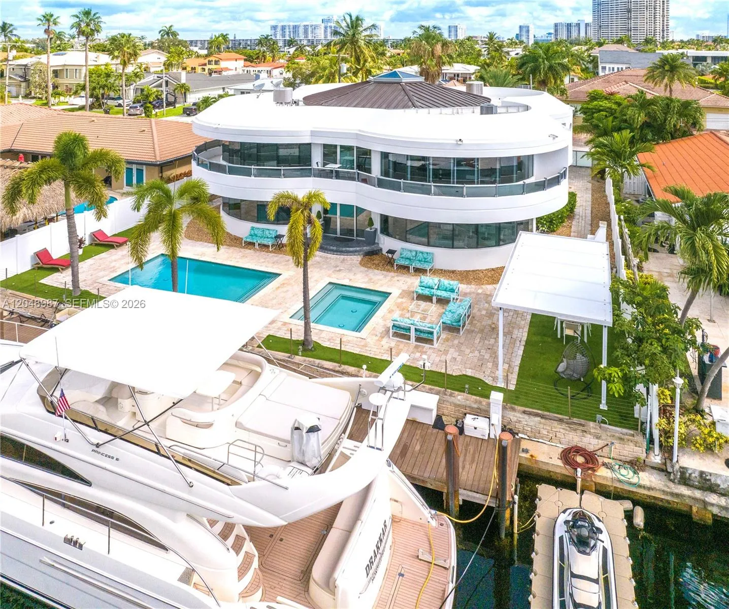 Foto de propiedad en 3344 NE 167th Street, North Miami Beach, FL 33160 North Miami Beach con MLS# 