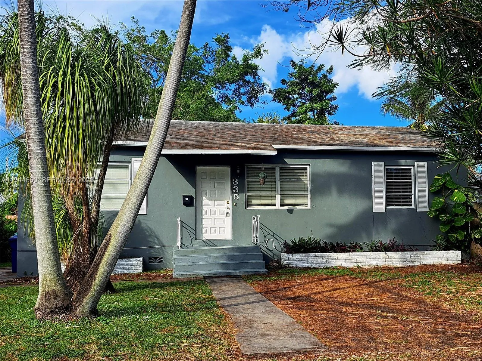 Foto de propiedad en 335 NW 102nd Street, Miami, FL 33150 Miami con MLS# 