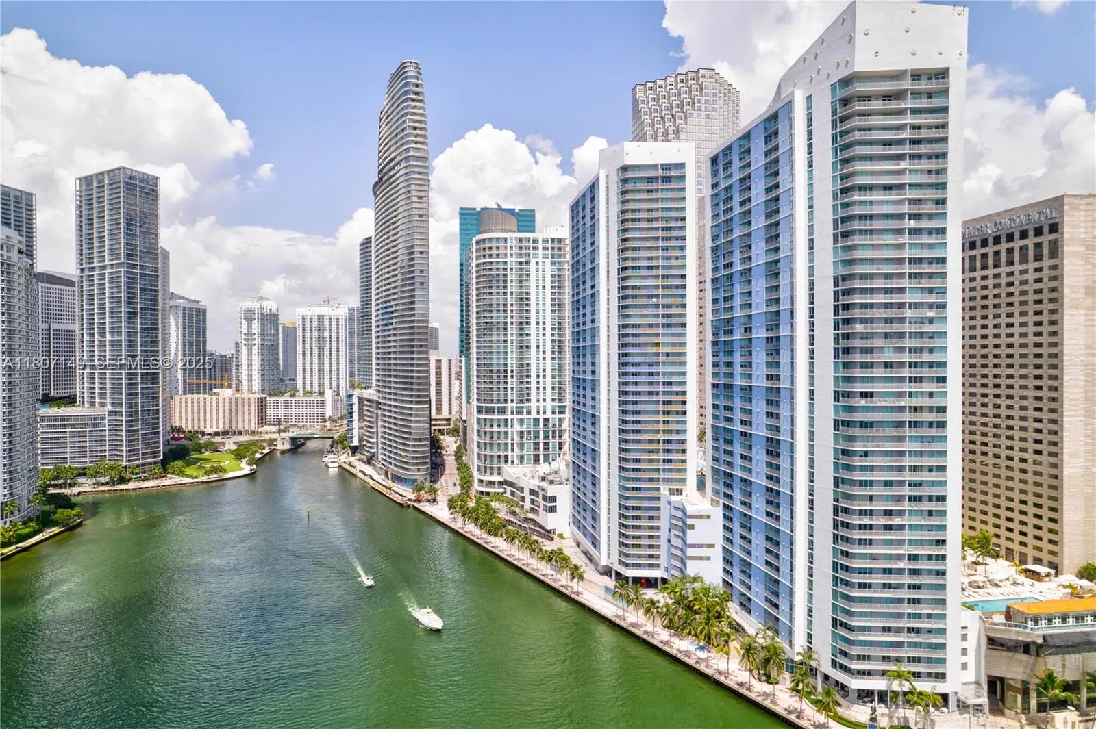 Foto de propiedad en 335 S Biscayne Boulevard 1006, Miami, FL 33131 Miami con MLS# 