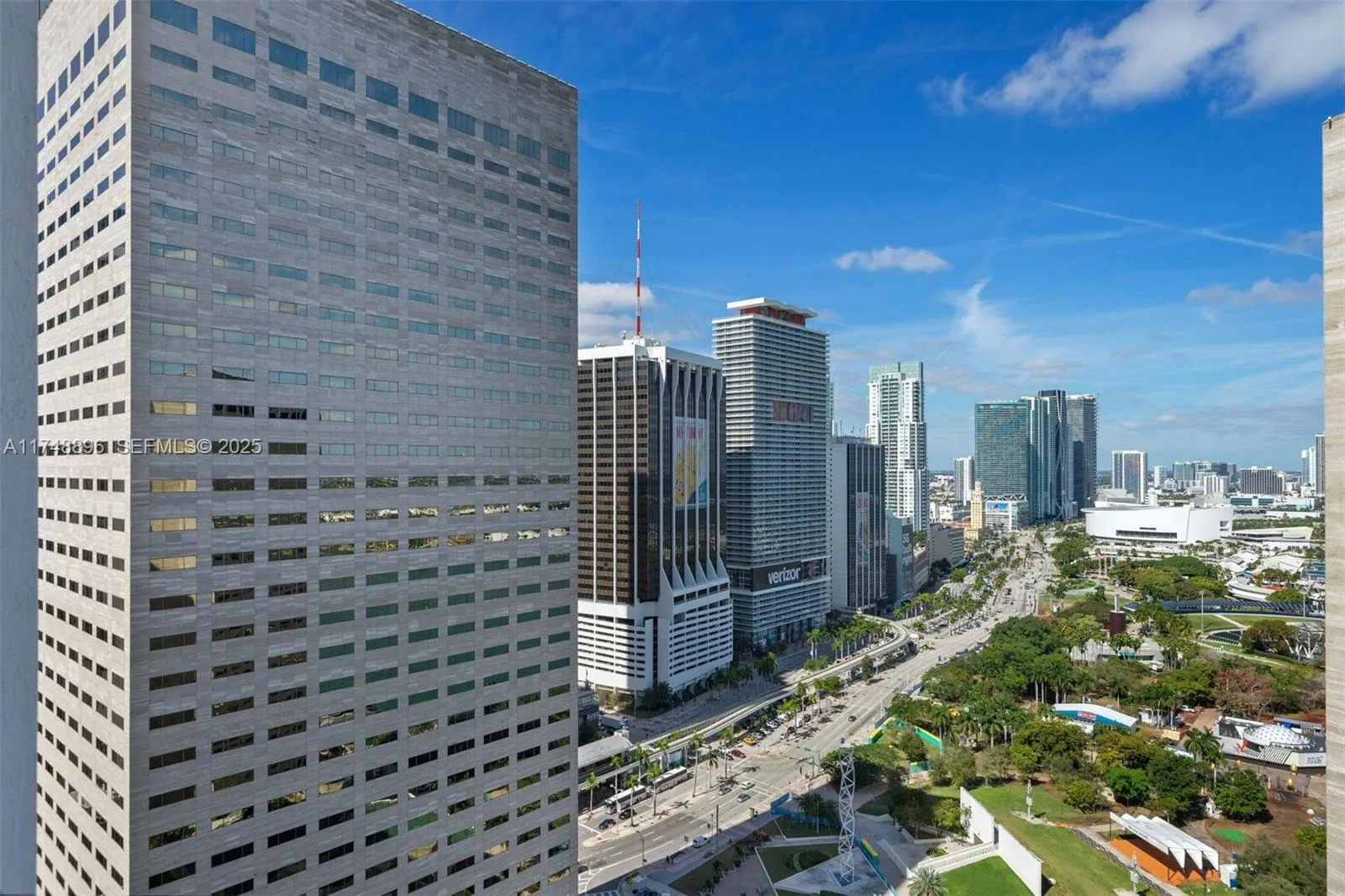 Foto de propiedad en 335 S Biscayne Boulevard 2402, Miami, FL 33131 Miami con MLS# 