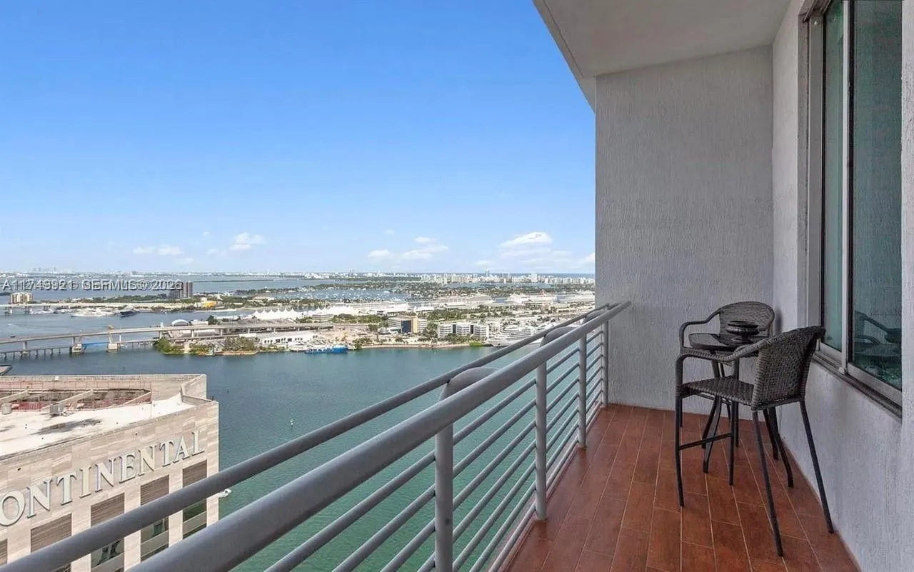 Foto de propiedad en 335 S Biscayne Boulevard UPH02, Miami, FL 33131 Miami con MLS# 