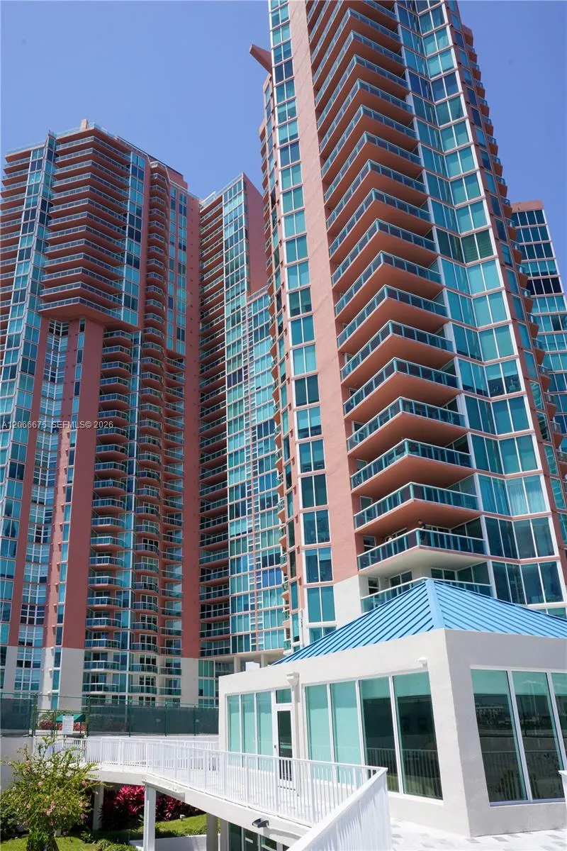 Foto de propiedad en 3370 Hidden Bay Drive 213, Aventura, FL 33180 Aventura con MLS# 