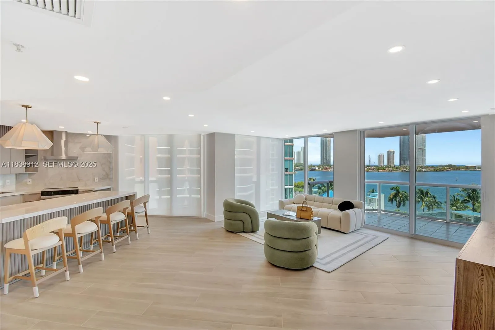 Foto de propiedad en 3370 Hidden Bay Drive 812, Aventura, FL 33180 Aventura con MLS# 