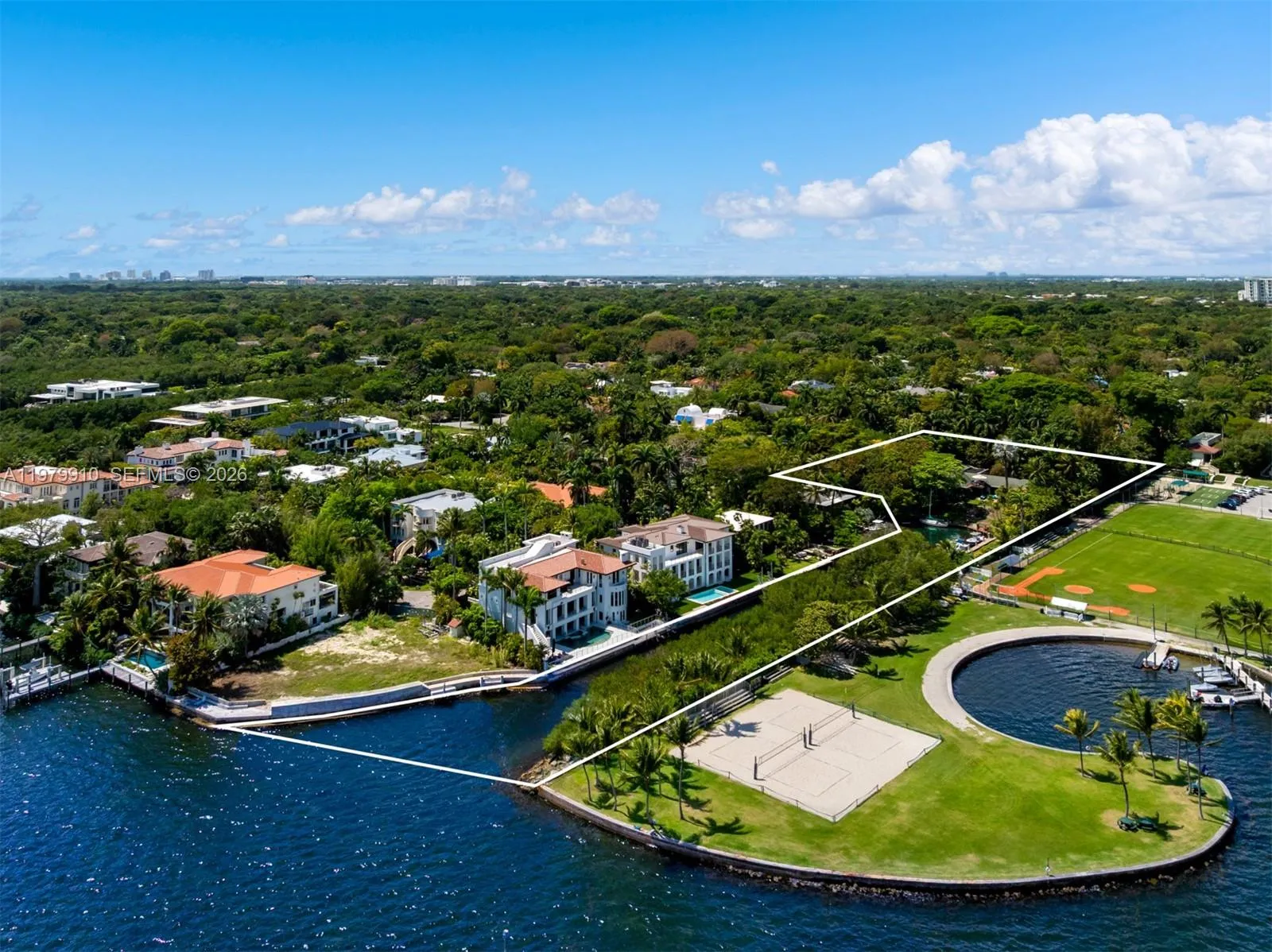 Foto de propiedad en 3373 Poinciana Avenue, Miami, FL 33133 Miami con MLS# 