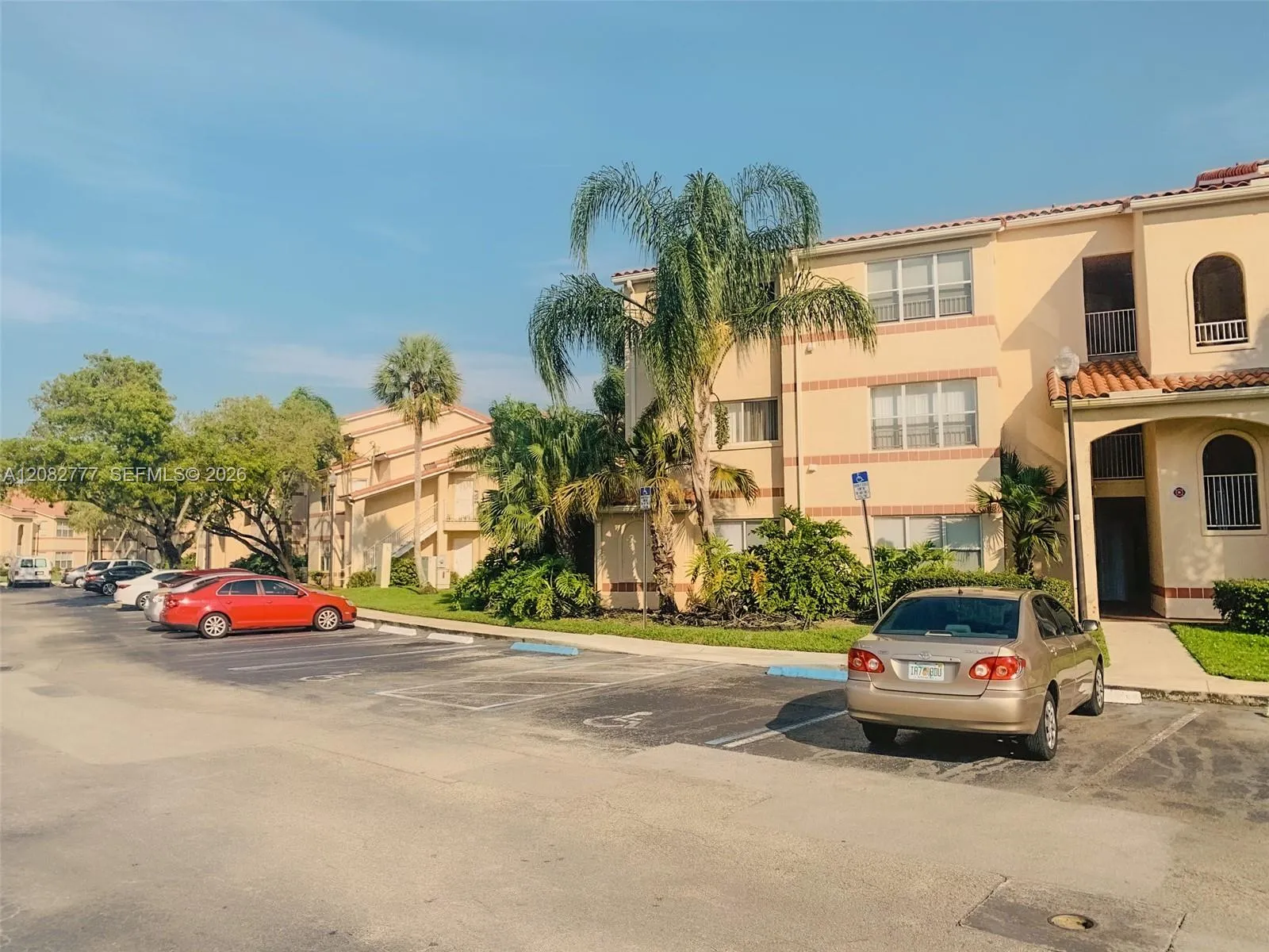 Foto de propiedad en 3380 N Pinewalk Drive N 1111, Margate, FL 33063 Margate con MLS# 