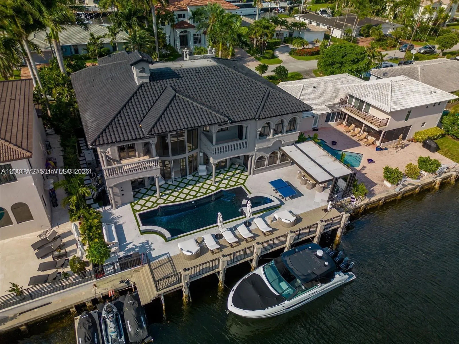 Foto de propiedad en 3380 NE 170th Street, North Miami Beach, FL 33160 North Miami Beach con MLS# 