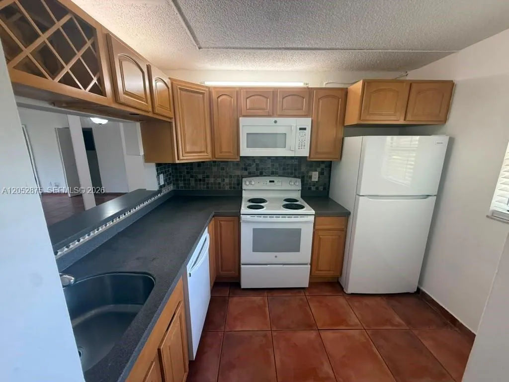 Foto de propiedad en 3399 Foxcroft Road 104, Miramar, FL 33025 Miramar con MLS# 