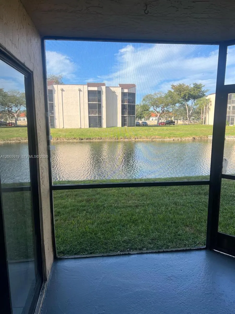 Foto de propiedad en 3399 Foxcroft Road 114, Miramar, FL 33025 Miramar con MLS# 