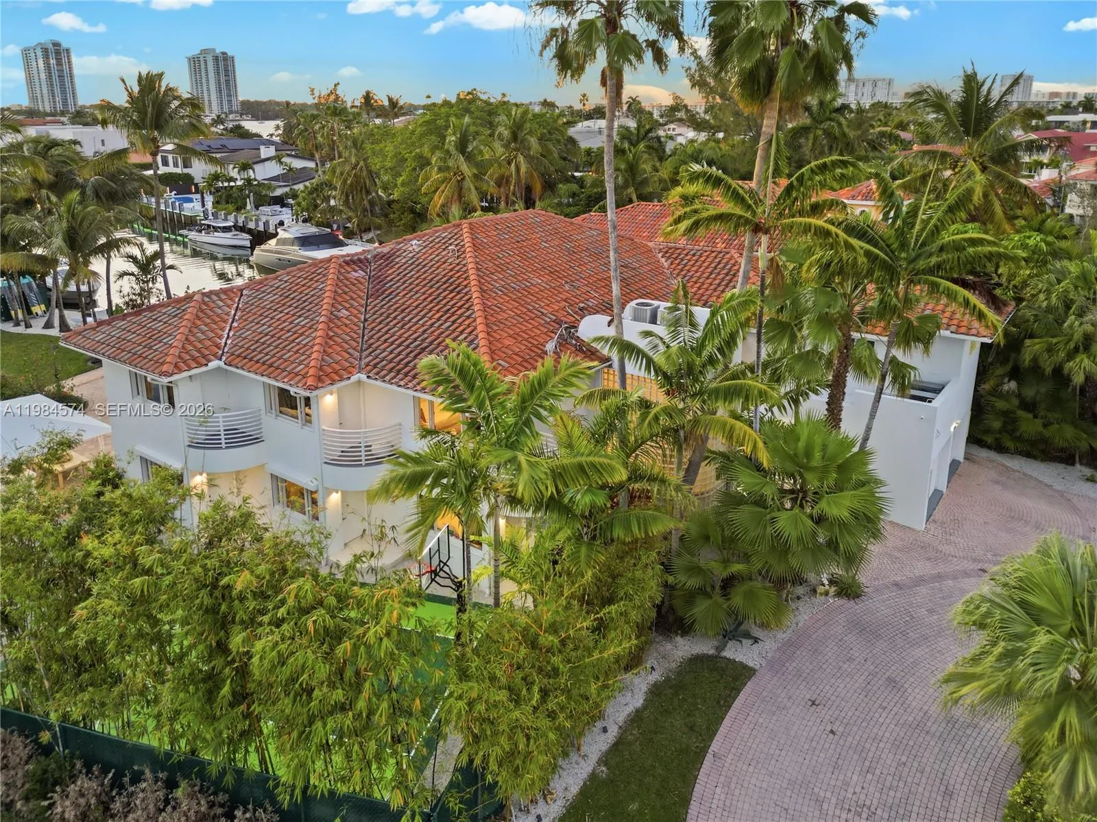 Foto de propiedad en 3401 NE 165th Street, North Miami Beach, FL 33160 North Miami Beach con MLS# 