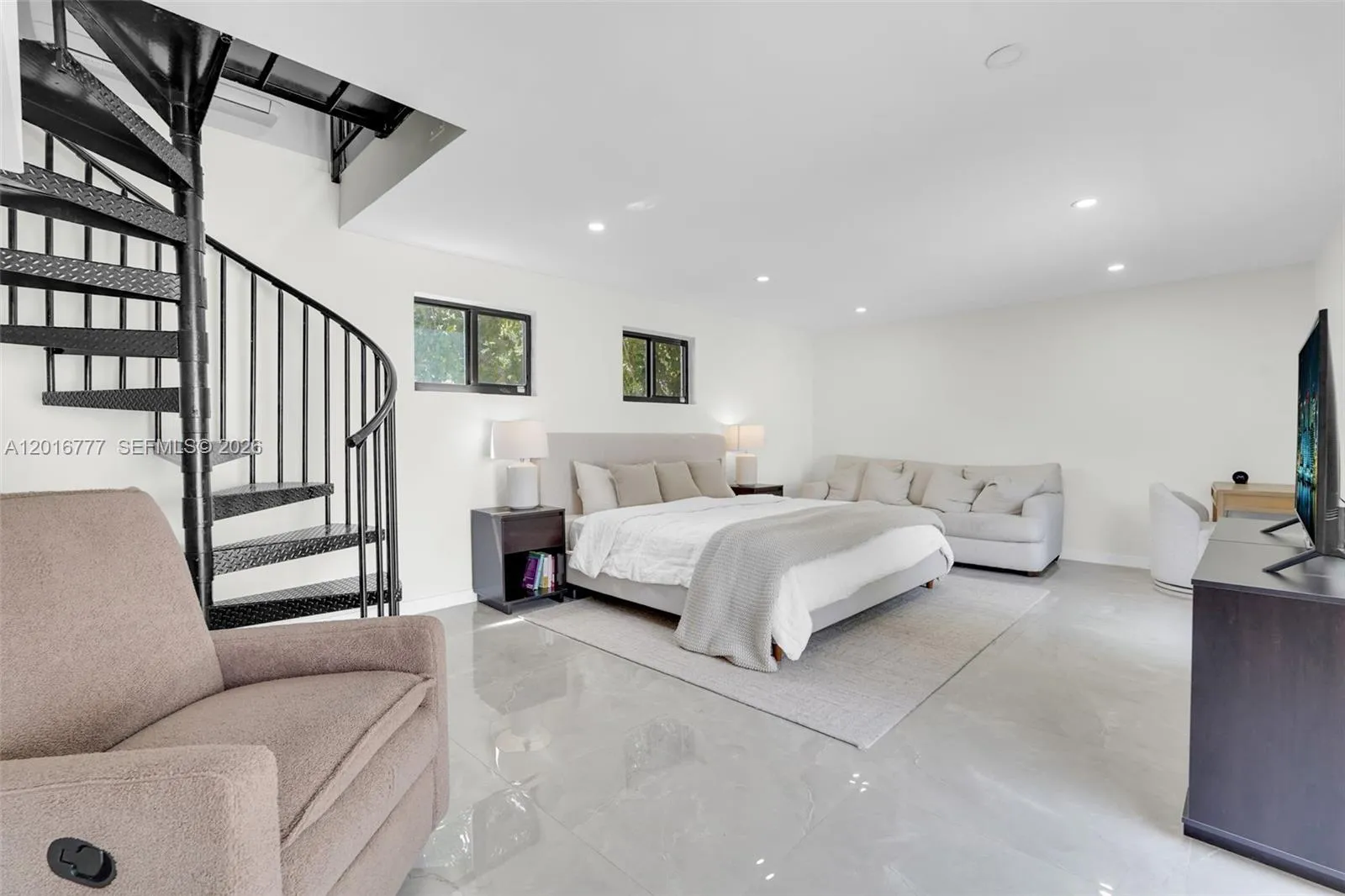 Foto de propiedad en 3411 Thomas Street, Hollywood, FL 33021 Hollywood con MLS# 