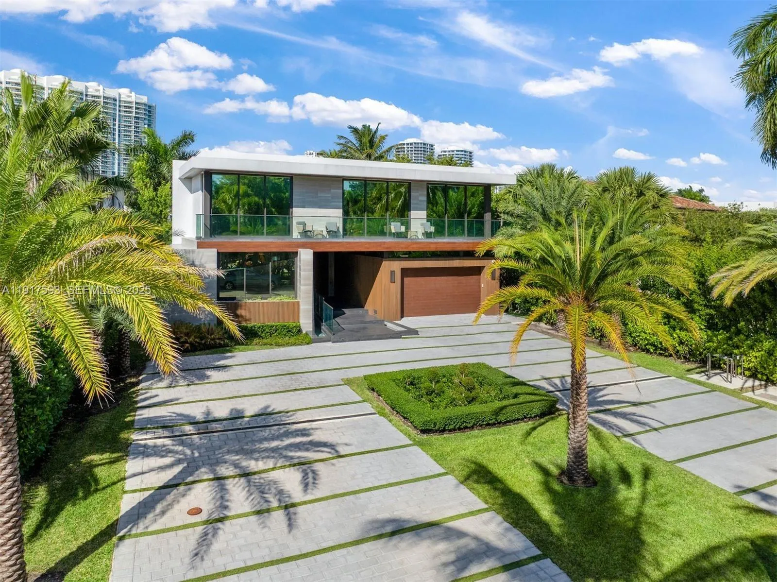 Foto de propiedad en 342 S Parkway, Golden Beach, FL 33160 Golden Beach con MLS# 