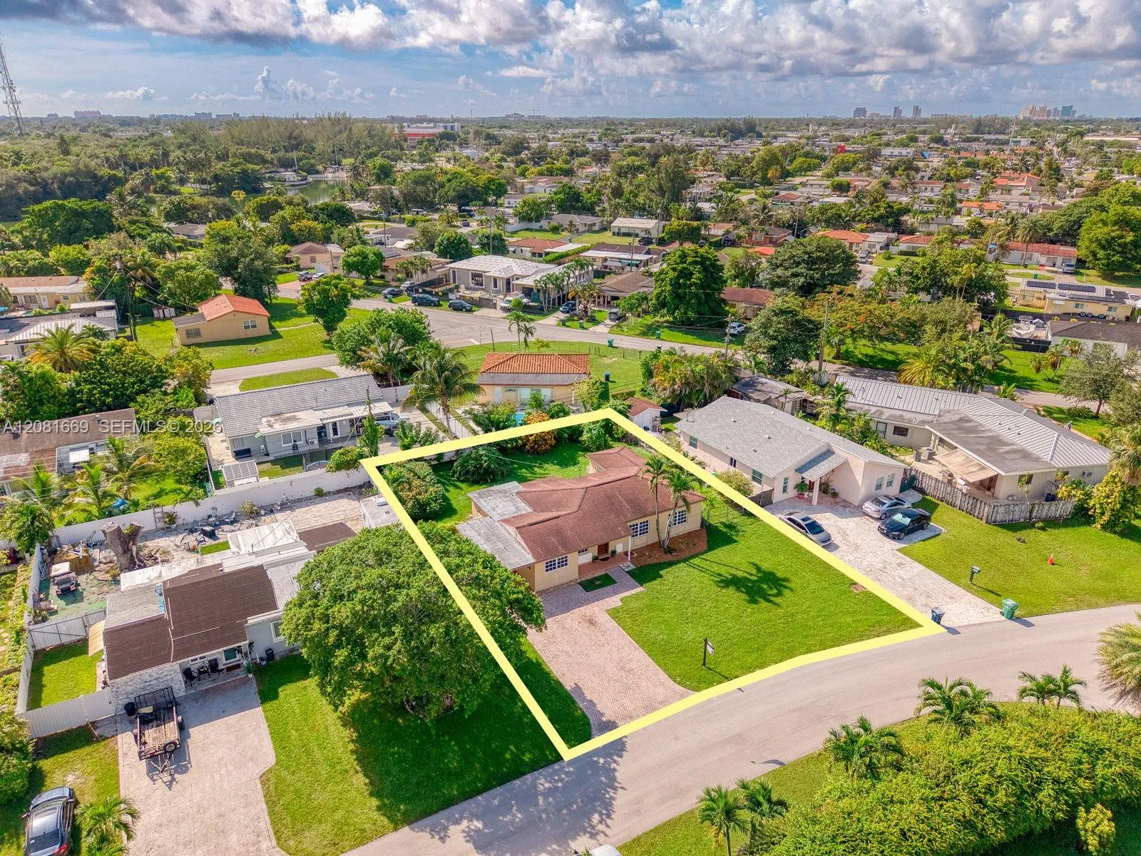 Foto de propiedad en 3435 SW 73rd Ave Road, Miami, FL 33155 Miami con MLS# 