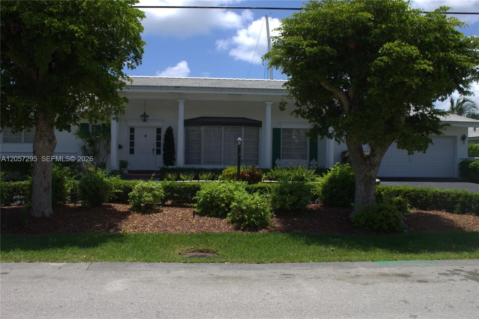Foto de propiedad en 3440 NE 170th Street, North Miami Beach, FL 33160 North Miami Beach con MLS# 