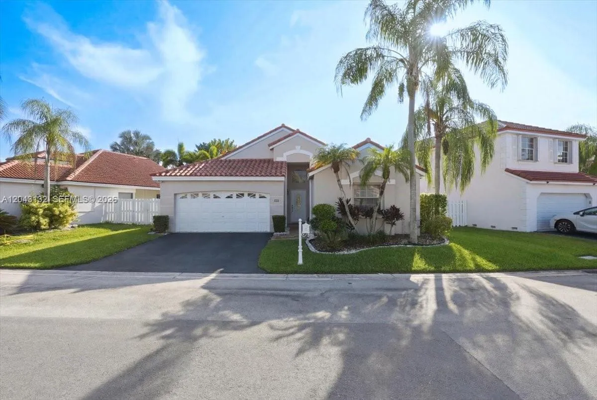 Foto de propiedad en 345 Somerset Way, Weston, FL 33326 Weston con MLS# 
