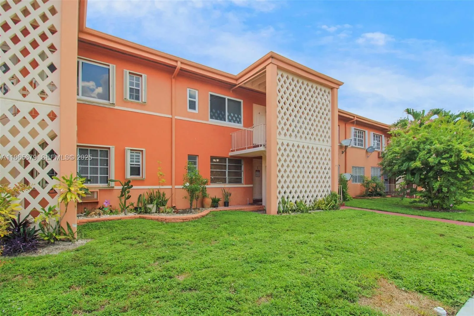Foto de propiedad en 3451 SW 11th Street 8A, Miami, FL 33135 Miami con MLS# 