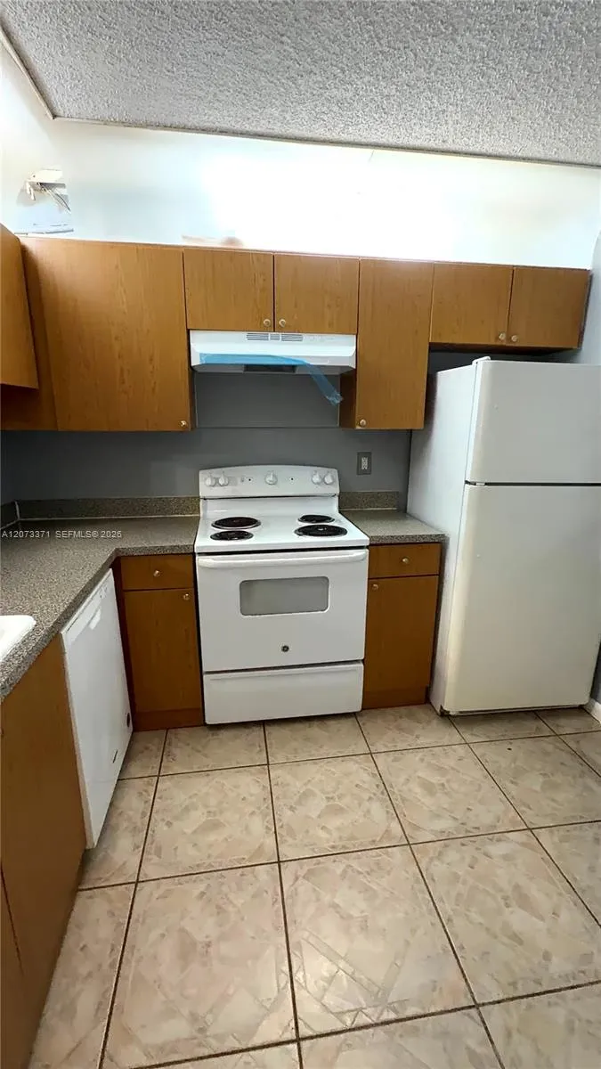 Foto de propiedad en 3470 Foxcroft Road 108, Miramar, FL 33025 Miramar con MLS# 