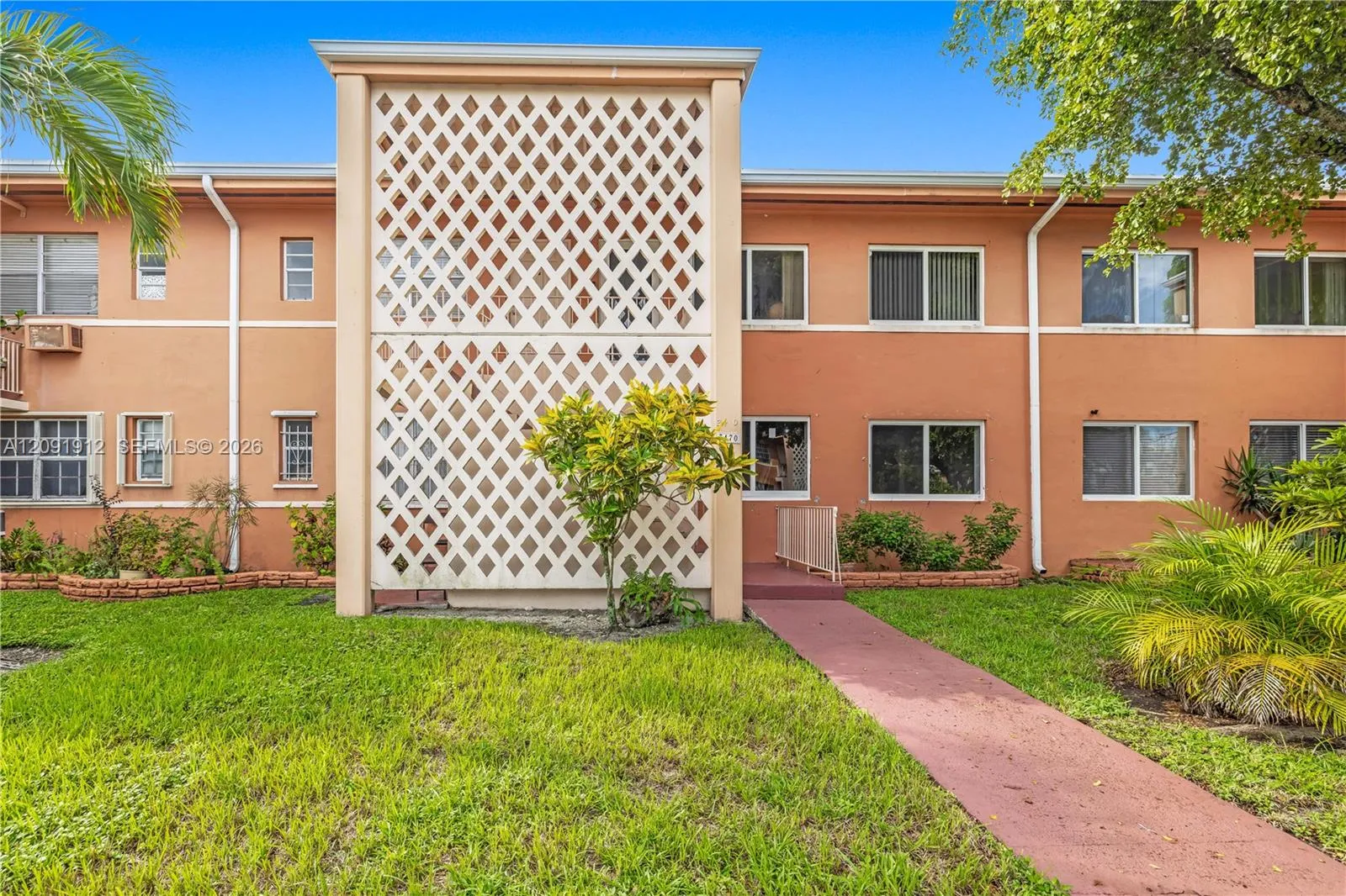 En Venta 3470 SW 10th Street 4 aka Unit 10B, Miami, FL 33135, Miami, FL 33135