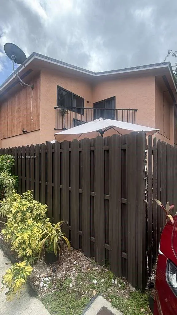Foto de propiedad en 3473 SW 52nd Avenue, Pembroke Pines, FL 33023 Pembroke Pines con MLS# 