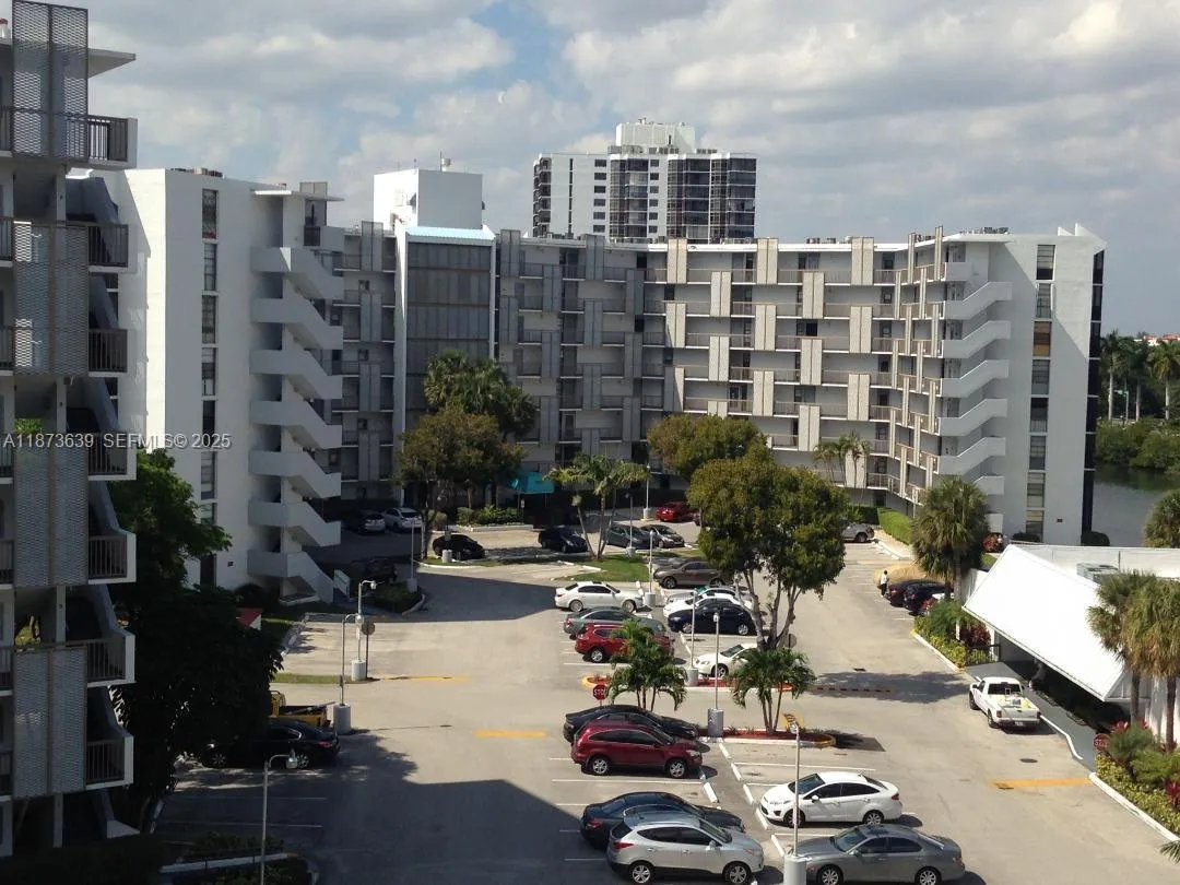 Foto de propiedad en 3475 N Country Club Drive 116, Aventura, FL 33180 Aventura con MLS# 