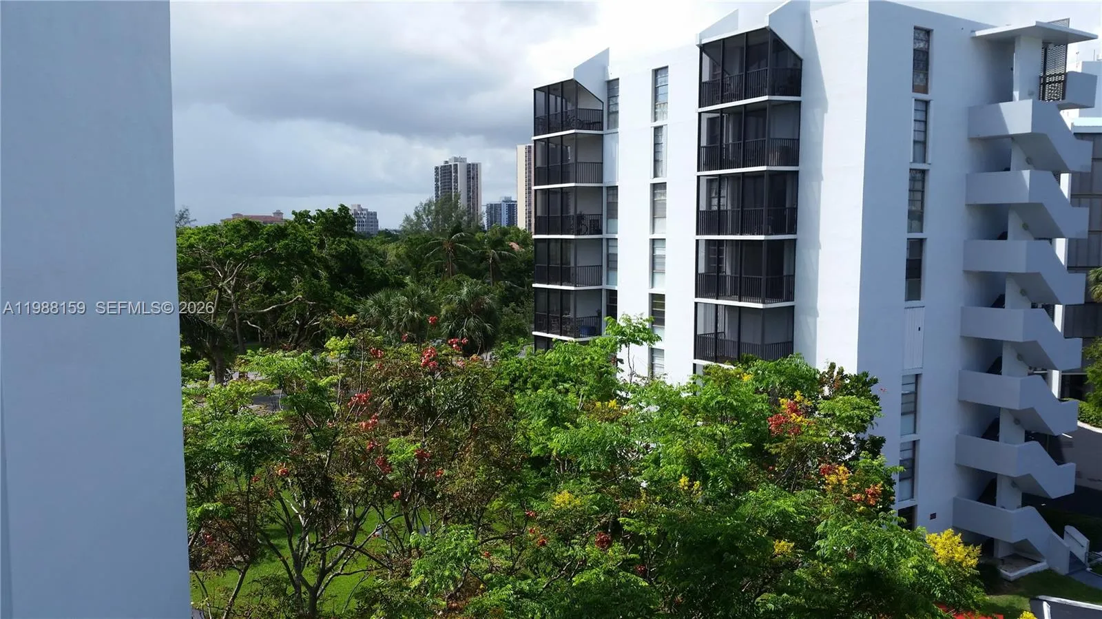 Foto de propiedad en 3475 N Country Club Drive 202, Aventura, FL 33180 Aventura con MLS# 