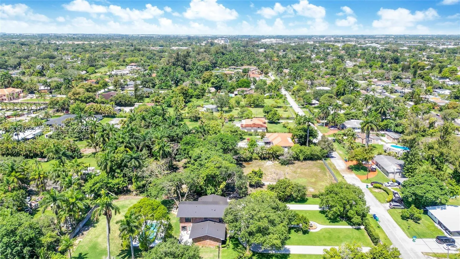 Foto de propiedad en 350 NE 158th Street, Miami, FL 33162 Miami con MLS# 