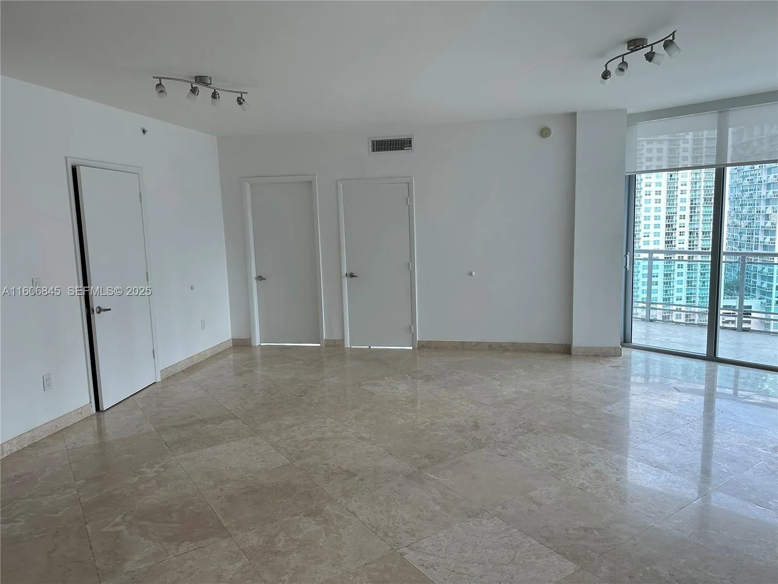 Foto de propiedad en 350 S Miami Avenue 2302, Miami, FL 33130 Miami con MLS# 