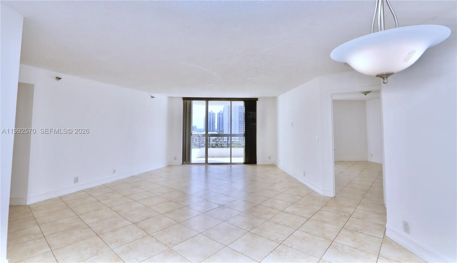 Foto de propiedad en 3500 Mystic Pointe Drive 1207, Aventura, FL 33180 Aventura con MLS# 