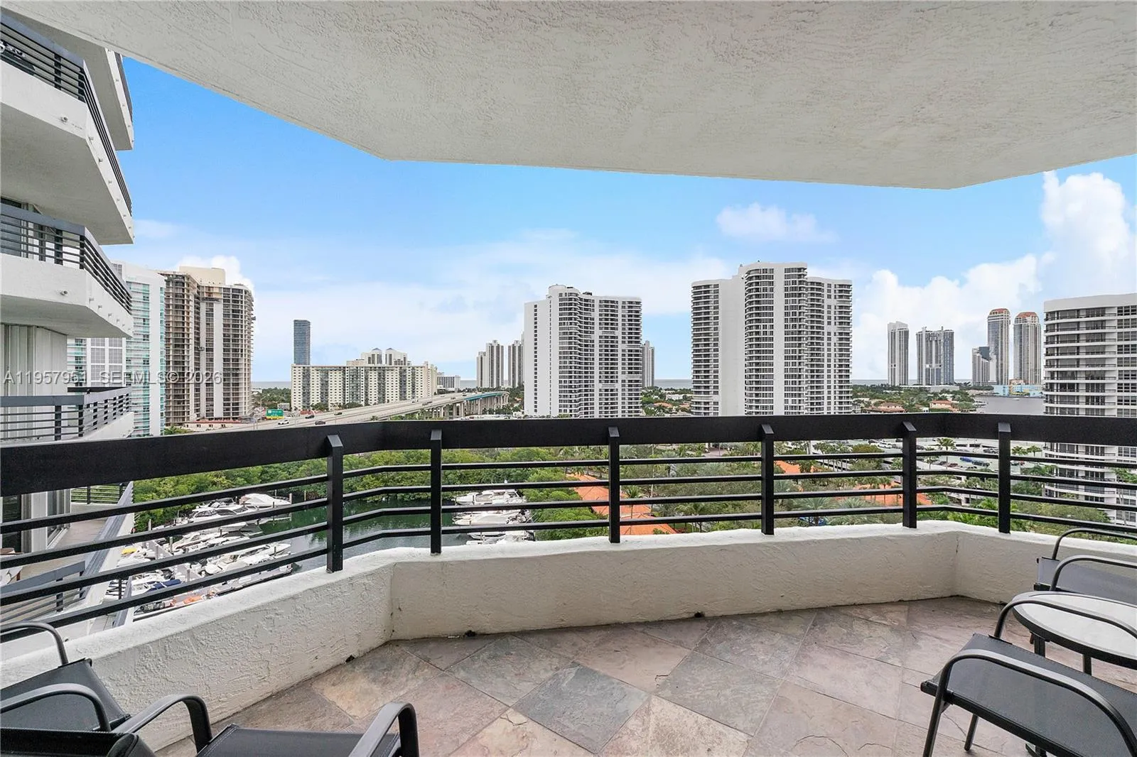 Foto de propiedad en 3500 Mystic Pointe Drive 1407, Aventura, FL 33180 Aventura con MLS# 