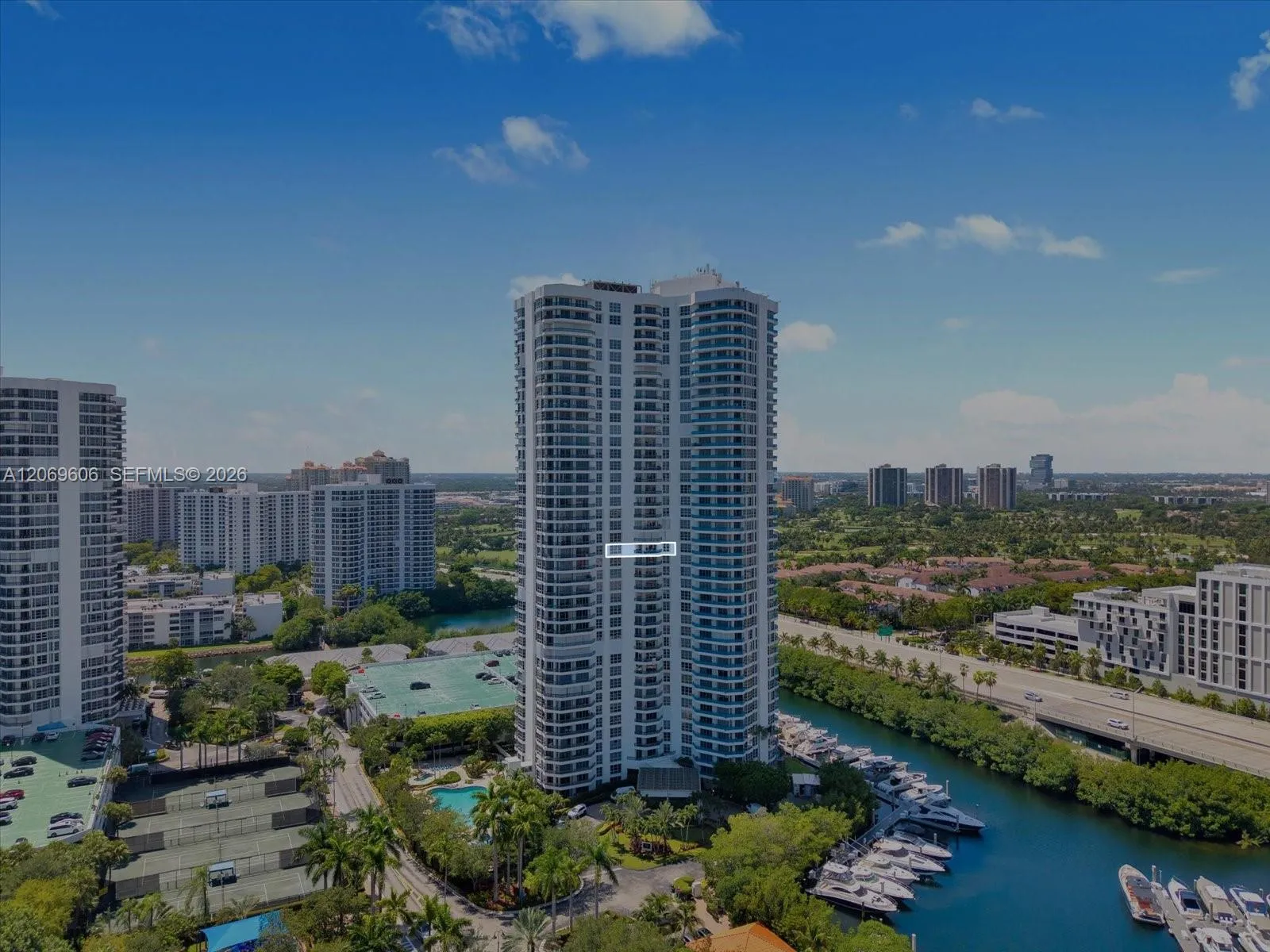 Foto de propiedad en 3500 Mystic Pointe Drive 2107, Aventura, FL 33180 Aventura con MLS# 