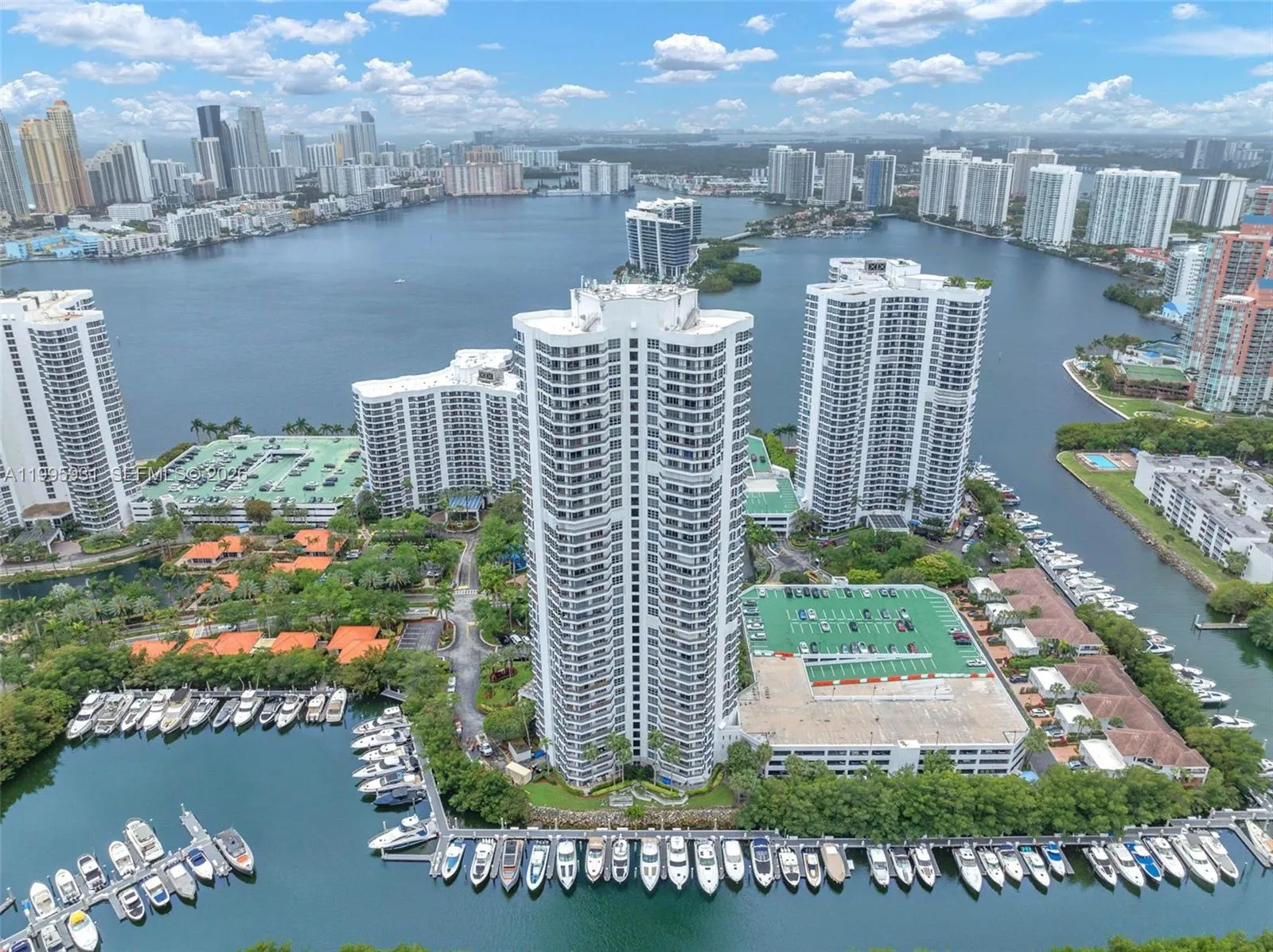 Foto de propiedad en 3500 Mystic Pointe Drive 3001, Aventura, FL 33180 Aventura con MLS#