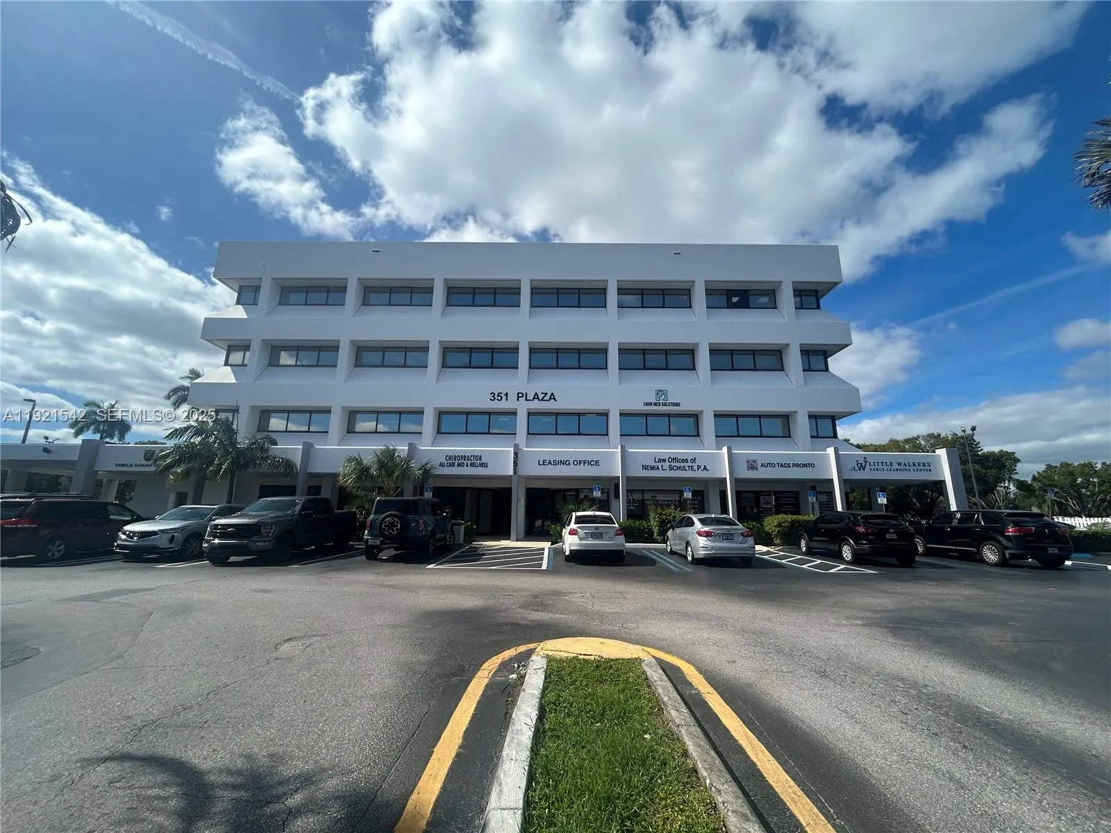 Foto de propiedad en 351 S Cypress Road, Pompano Beach, FL 33060 Pompano Beach con MLS# 