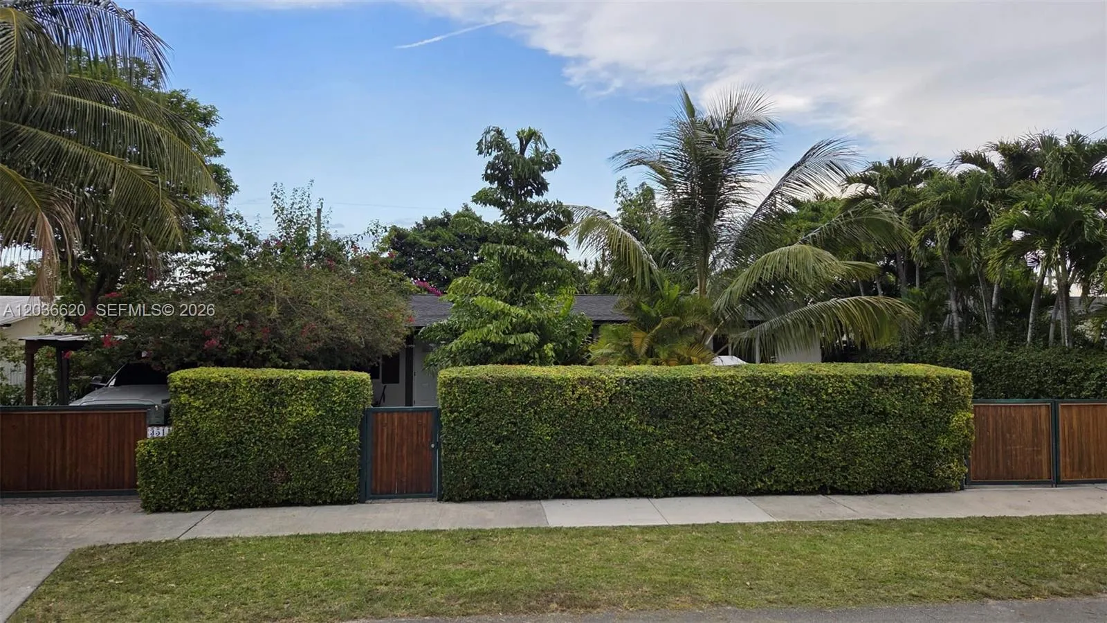 Foto de propiedad en 3511 SW 105th Court, Miami, FL 33165 Miami con MLS# 