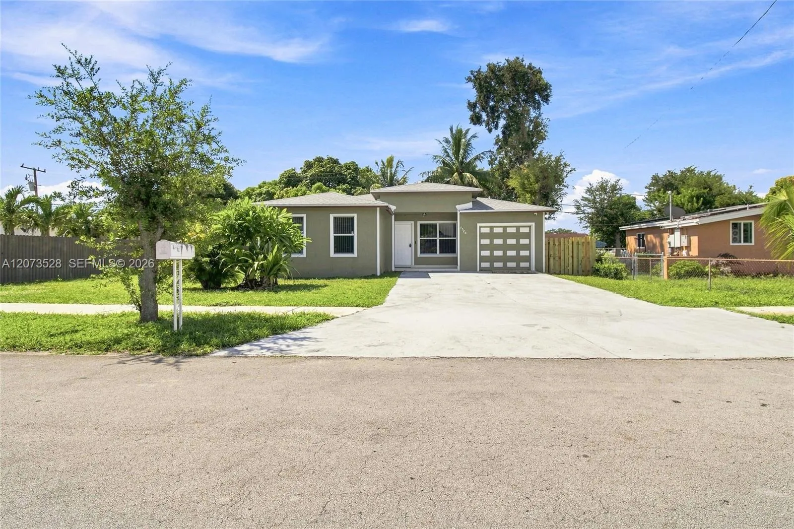 Foto de propiedad en 3520 NW 213th Terrace, Miami Gardens, FL 33056 Miami Gardens con MLS# 