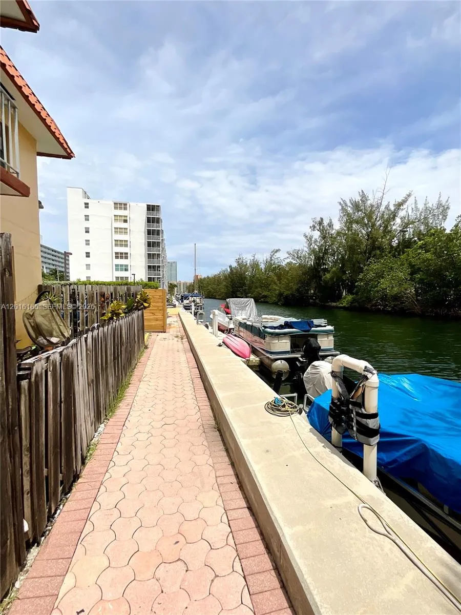 Foto de propiedad en 3522 NE 166th Street 7, North Miami Beach, FL 33160 North Miami Beach con MLS# 