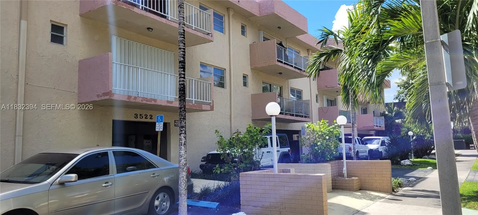 Foto de propiedad en 3522 NE 171st Street 104, North Miami Beach, FL 33160 North Miami Beach con MLS# 