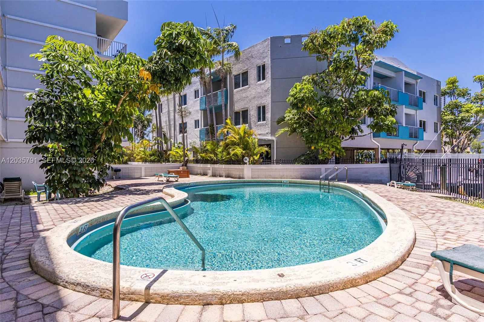 Foto de propiedad en 3527 NE 168th Street 309, North Miami Beach, FL 33160 North Miami Beach con MLS# 
