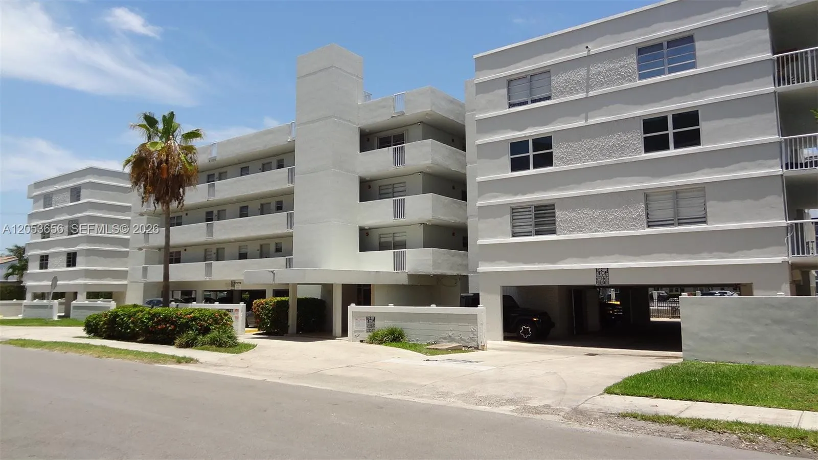 Foto de propiedad en 3527 NE 168th Street 407, North Miami Beach, FL 33160 North Miami Beach con MLS# 