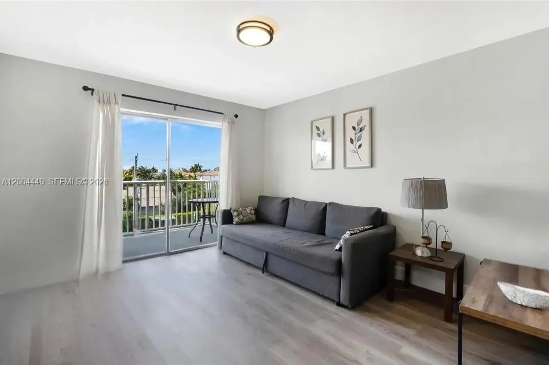 Foto de propiedad en 3527 NE 168th Street 409, North Miami Beach, FL 33160 North Miami Beach con MLS# 